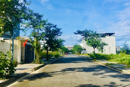 BÁN NHANH LÔ GÓC NGANG 7,2m GIÁ CHỈ 3,x tỷ KHU FPT. GẦN FPT COMPLEX, XÂY 5,5 TẦNG