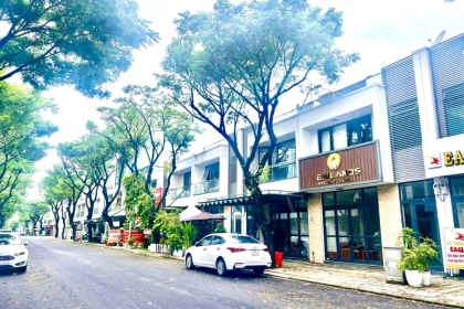 BÁN NHANH CĂN SHOPHOUSE 2,5 TẦNG KHU FPT, KHU VỰC MUA BÁN SẦM UẤT. TRỤC ĐƯỜNG CHÍNH CHẠY VÀO TRƯỜNG ĐẠI HỌC