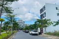 Lô Fpt trước trường đại học kẹp vạch cây xanh, giá chỉ 3,x tỷ
